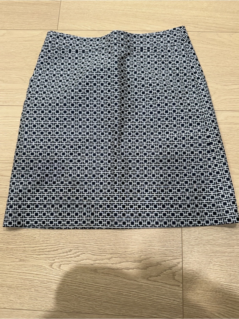 Banana Republic Silk Blend Geometric Print A-Line Skirt Size 4 Black White